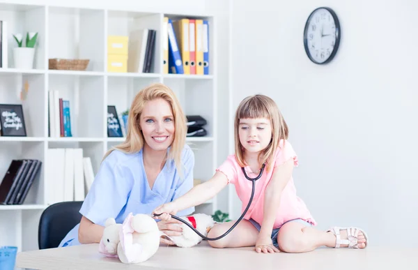 Schattig klein meisje bij spreekkamer — Stockfoto