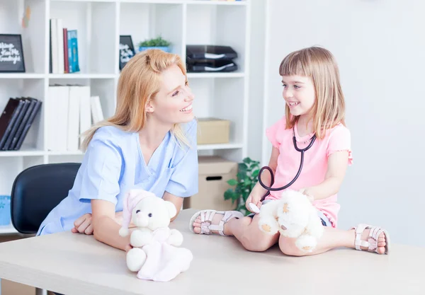 Petite fille mignonne au bureau du médecin — Photo