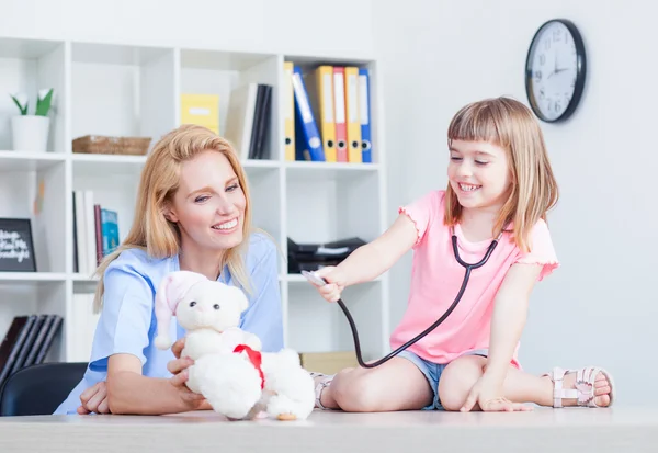 Cute little girl at doctor's office — Stock Photo, Image