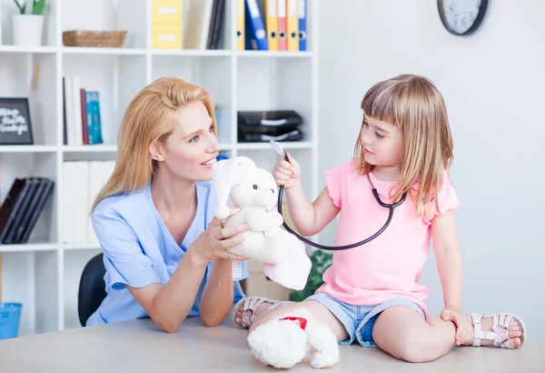 Linda niña en el consultorio del médico —  Fotos de Stock