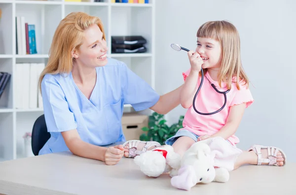 Petite fille mignonne au bureau du médecin — Photo