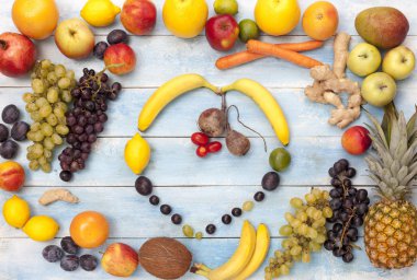 Bir mavi ahşap tahta üzerinde meyve