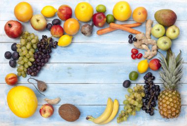 Bir mavi ahşap tahta üzerinde meyve