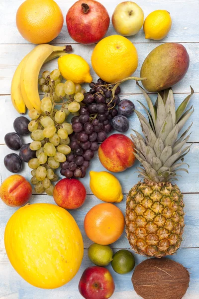 Frutta su una tavola di legno blu, vista dall'alto — Foto Stock