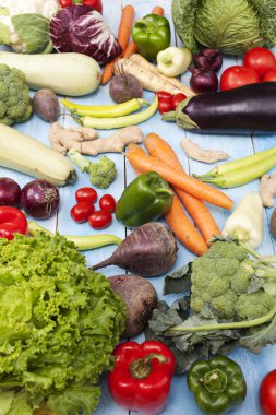 ahşap tahta üzerinde sebze