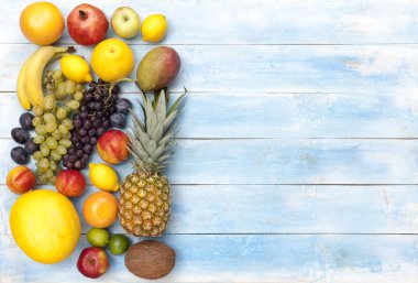 frutas en tablero de madera