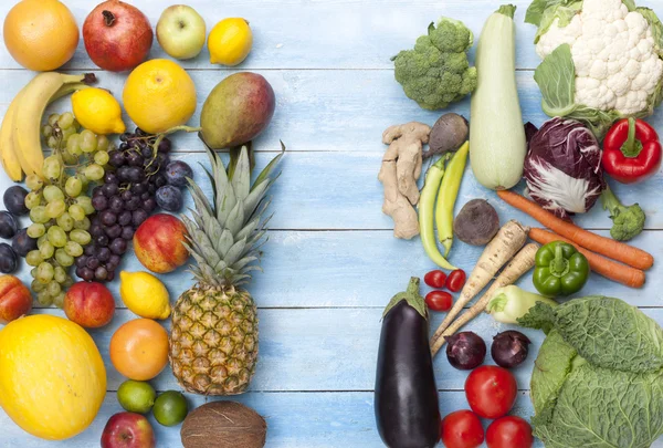 Frutas y verduras en tablero de madera — Foto de Stock