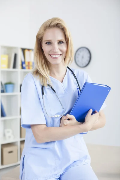 Bela médica feminina — Fotografia de Stock