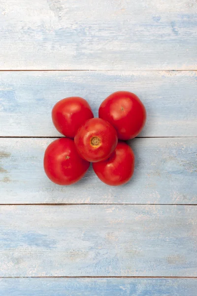 Красные органические помидоры — стоковое фото