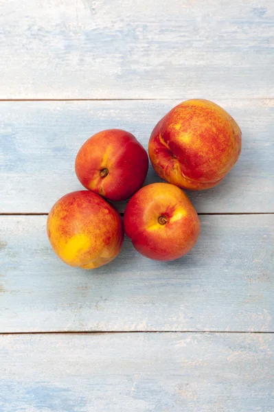 Pesche noci su tavola di legno — Foto Stock