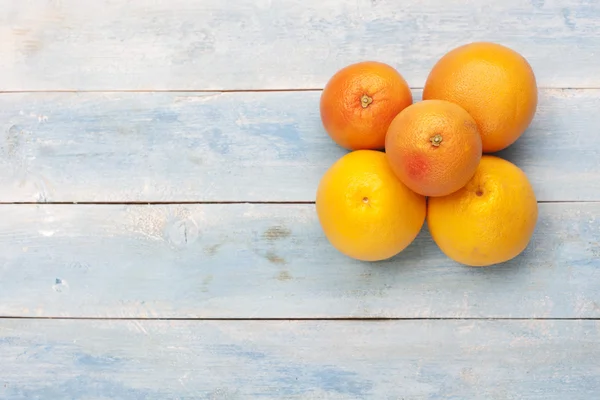 Pomelos y naranjas sobre tablas de madera —  Fotos de Stock