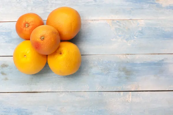 Pomelos y naranjas sobre tablas de madera —  Fotos de Stock