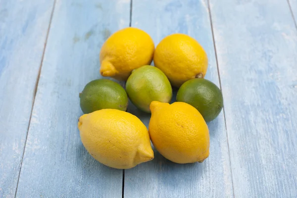 Citrus op een houten bord — Stockfoto