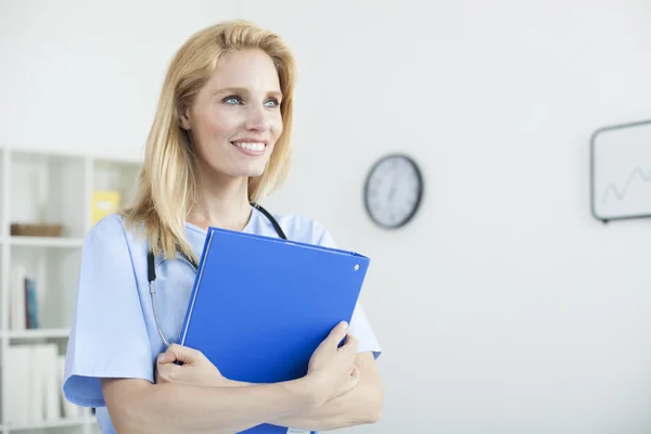 Médico e profissional do sexo feminino que trabalha na mesa — Fotografia de Stock