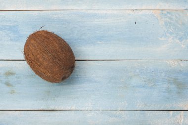 eski mavi ahşap zemin üzerine Hindistan cevizi