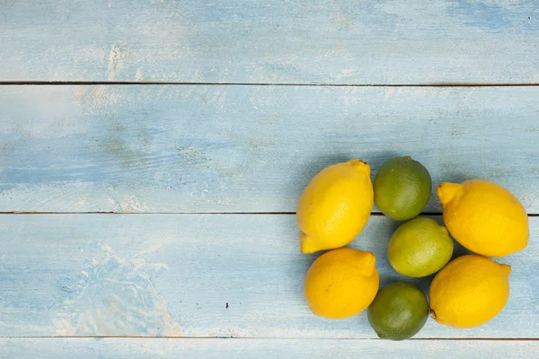 Zitrusfrüchte auf einem alten blauen Holzbrett — Stockfoto