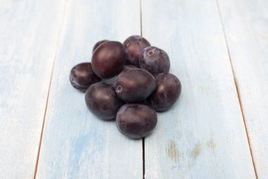 Erik üzerinde mavi ahşap masa, üstten görünüm