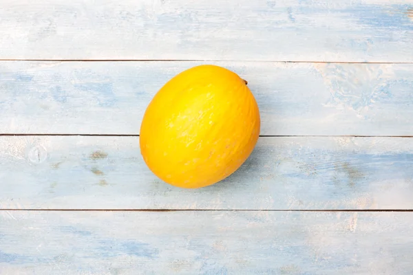 Melone auf blauem Holzbrett, Draufsicht — Stockfoto