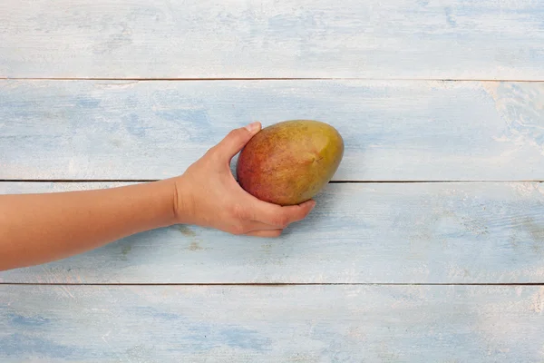 Mango op blauwe houten bord — Stockfoto
