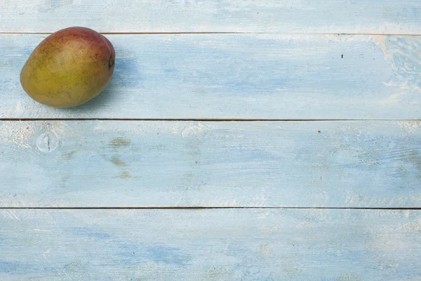 Mango su vecchia tavola di legno blu — Foto Stock