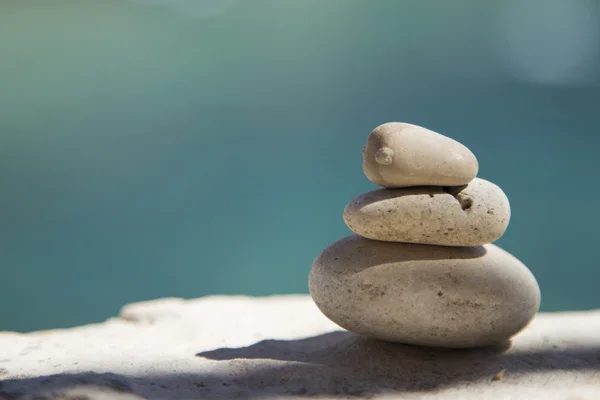 Pietre e rocce equilibrio sulla spiaggia — Foto Stock