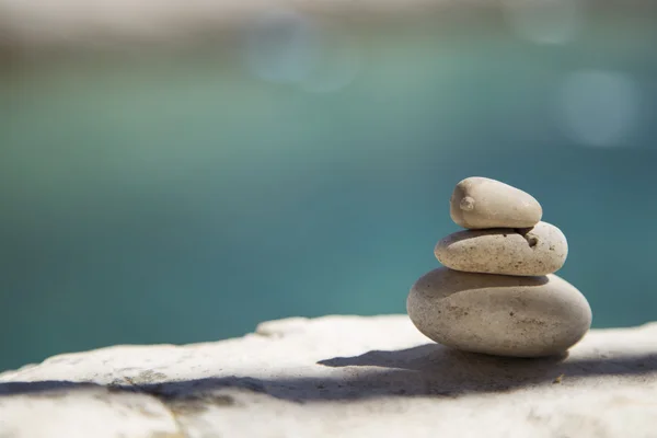 Pietre e rocce equilibrio sulla spiaggia — Foto Stock