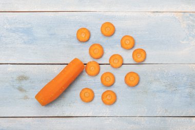 Bir mavi ahşap tahta üzerinde havuç