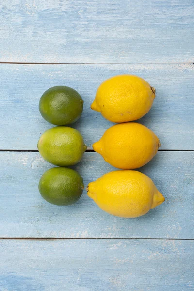 Citrus på en gammal blå träskiva — Stockfoto