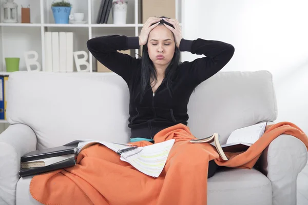 Tillbaka till skolan-konceptet. Upprörd och arg student som studerar på den — Stockfoto