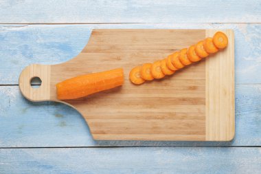 Havuç bir mavi ahşap tahta üzerine dilimlenmiş