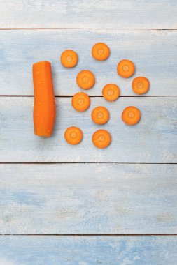 Havuç bir mavi ahşap tahta üzerine dilimlenmiş