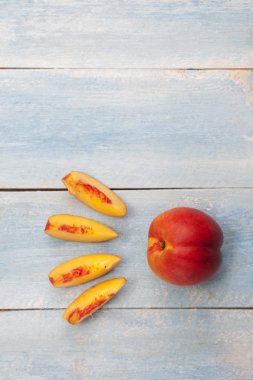 Ahşap masa üzerinde taze dilimlenmiş nektarin