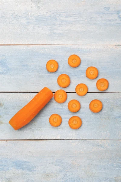 Carottes tranchées sur une planche de bois bleue — Photo