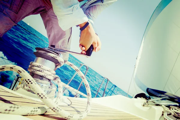 Besatzungsmitglied Zieht Seil Auf Segelboot — Stockfoto