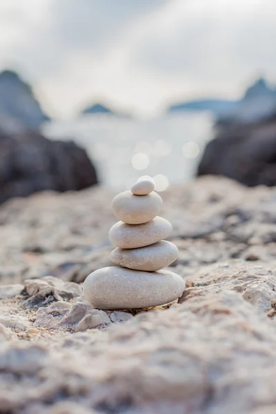 Bilanciamento pietre sulla costa del mare — Foto Stock