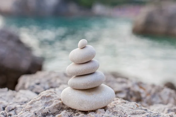 平衡块石头在海洋海岸 — 图库照片