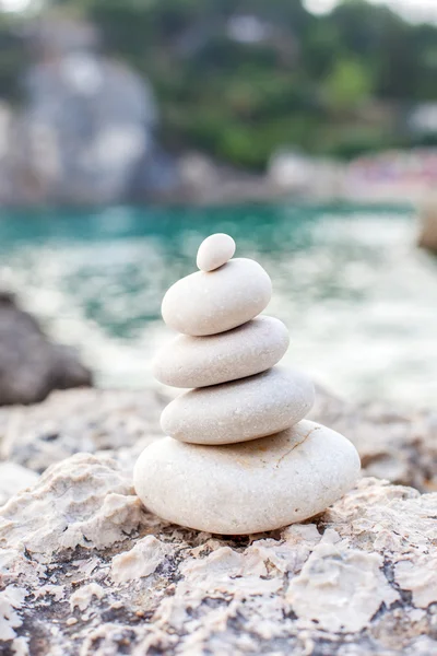 平衡块石头在海洋海岸 — 图库照片