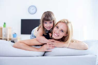 Anne ve kızı oturma odasında 