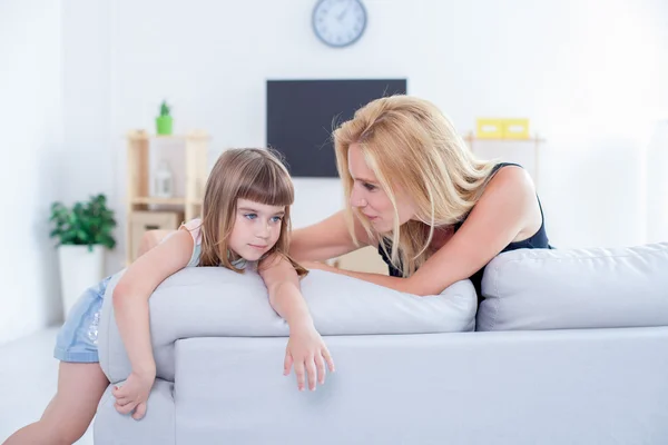 Mom and daughter in the living room — Stock Photo, Image