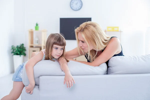 Mãe e filha na sala de estar — Fotografia de Stock