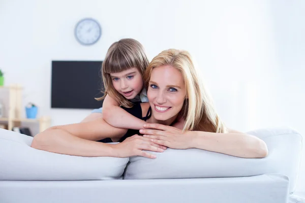 Maminka a dcera v obývacím pokoji — Stock fotografie