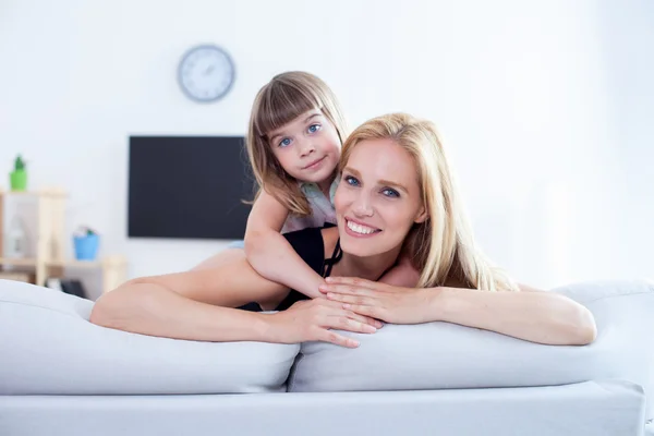 Mamá e hija en la sala de estar — Foto de Stock