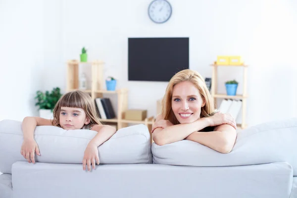 Maman et fille dans le salon — Photo