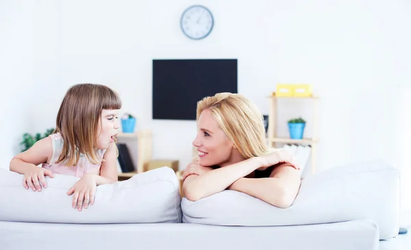 Mom and daughter in the living room — Stock Photo, Image