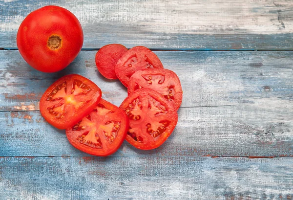 Gesneden tomaten op een houten plank oude — Stockfoto