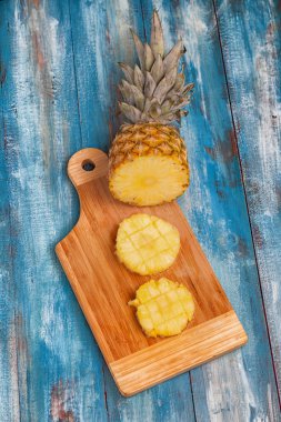 Ananas ahşap plaka üzerinde