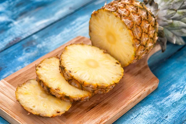 Ananas ahşap plaka üzerinde — Stok fotoğraf