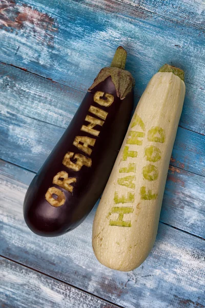 Aubergine och zucchini på en blå vintage ombord — Stockfoto