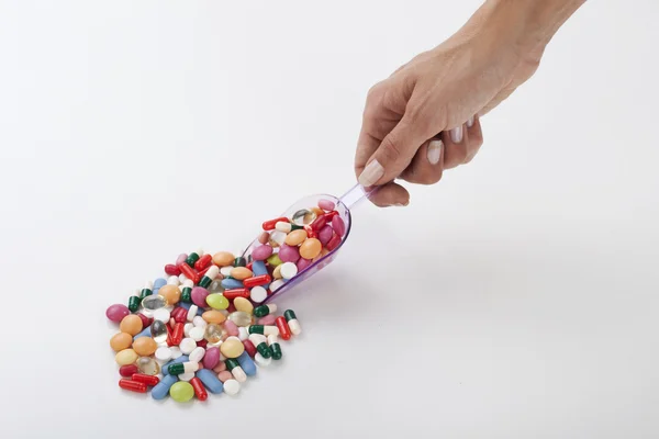 Veel kleurrijke pillen geïsoleerd op witte achtergrond — Stockfoto