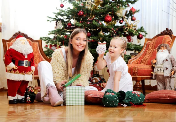 Mamma e figlia siting — Foto Stock